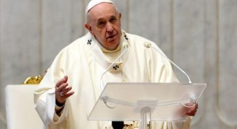 PAPA FRANCISCO PEDE QUE VACINAS CHEGEM AOS MAIS POBRES