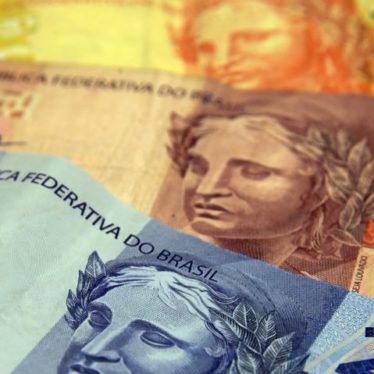 O presidente Jair Bolsonaro sancionou a Lei Complementar nº 176/2020, que institui as transferências obrigatórias da União para os estados, municípios e Distrito Federal visando compensar as perdas de arrecadação dos entes em virtude da Lei Kandir, de 1996.